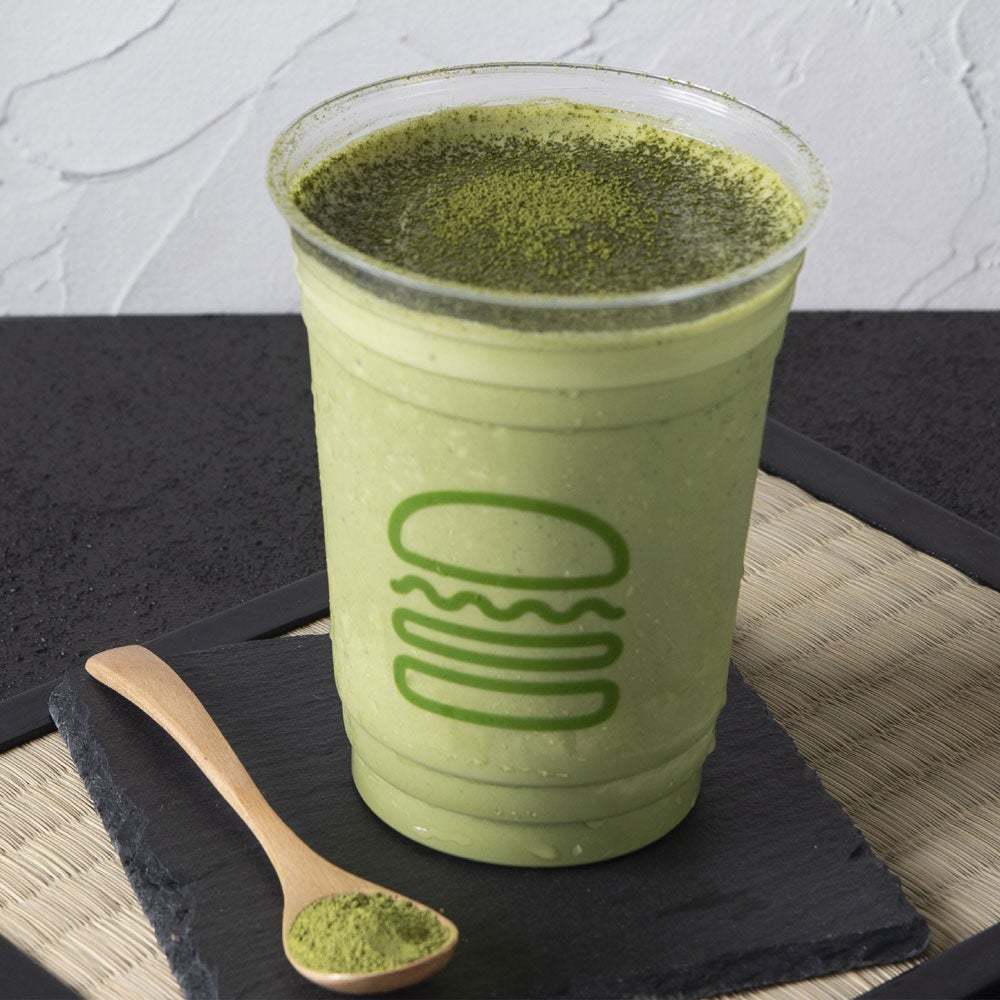 京都でしか味わえない人気の限定メニューがShake Shack全店で発売!京都の老舗お茶屋「伊藤久右衛門」の石臼挽きの宇治抹茶が香る「宇治抹茶シェイク」を9月20日(水)より期間限定&全店舗で販売!
