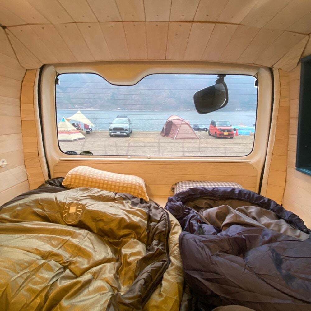 バンライフというスタイルに憧れてハイエースを購入♪自分でデザインしたキャンピングカーで旅をするクリエイティブ女子