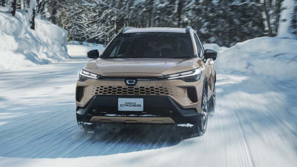 トヨタ「カローラ クロス」が大幅イメチェン!さらに「GR SPORT」追加!さらに「行き先を地面に描く」日本初の安全機能も搭載!