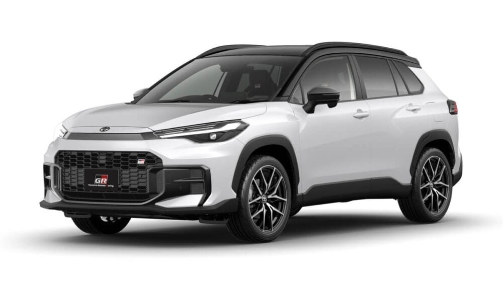 トヨタ「カローラ クロス」が大幅イメチェン!さらに「GR SPORT」追加!さらに「行き先を地面に描く」日本初の安全機能も搭載!
