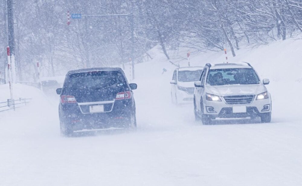 みんなが大迷惑！ノーマルタイヤで雪道走り自走不可になると「分かっててやったんでしょ？」悪質な立ち往生は行政処分の対象に