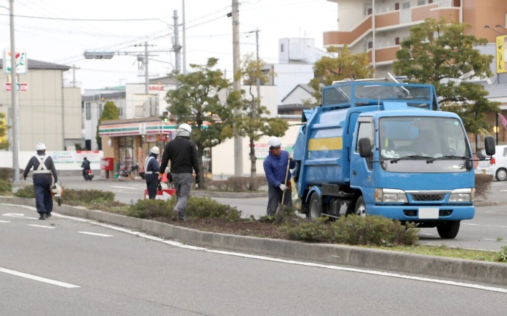 「これがあるから道が狭い」雑草茂りゴミ溢れる道路脇の植え込み…税金で管理される“道路植栽”いる?いらない?