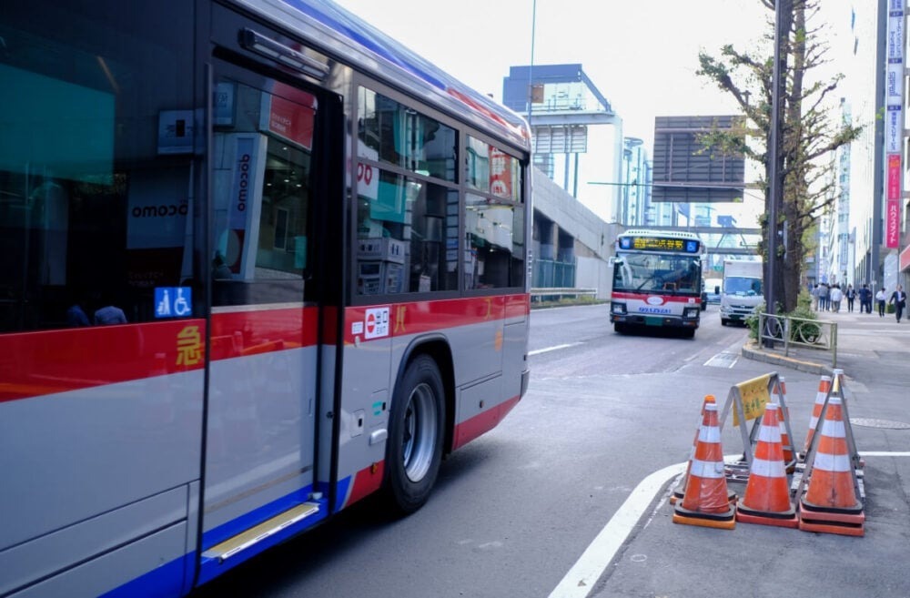 路線バスが信号を操作してる!?「信号にギリギリ間に合う」のは“プロの技”…ではない？バス運行をサポートするPTPSとは