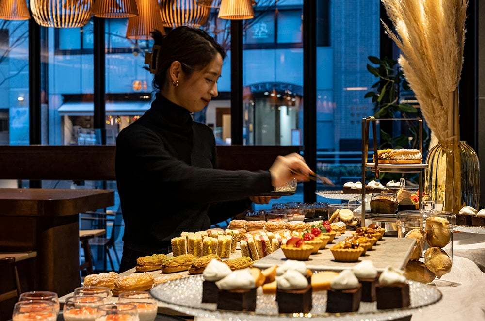お好みのスイーツを選んでご自分でハイティースタンドに盛り付けられる、【ANYTHING AFTERNOON TEA】が販売開始