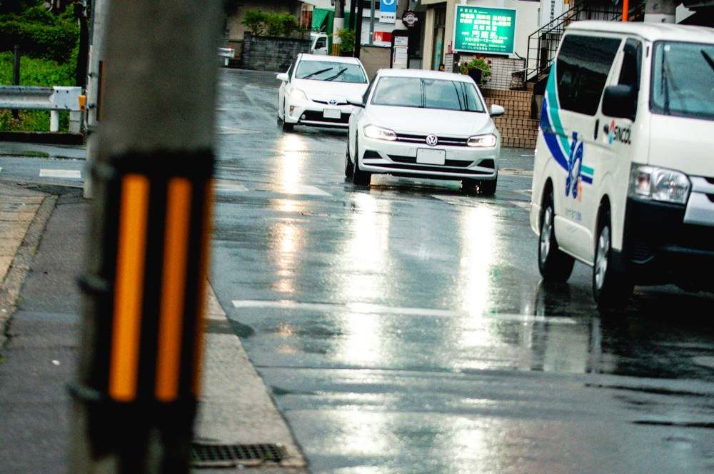 雨の日は晴れの日の何倍事故が起きやすい？雨天時の運転には「アレ」活用で安全性が高まる？