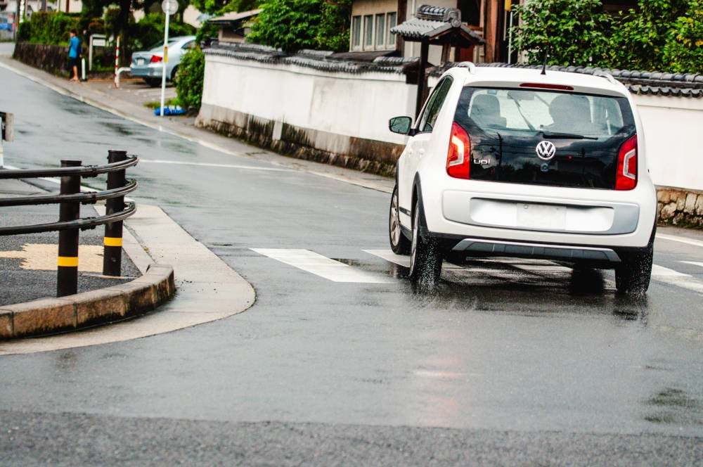 雨の日は晴れの日の何倍事故が起きやすい？雨天時の運転には「アレ」活用で安全性が高まる？