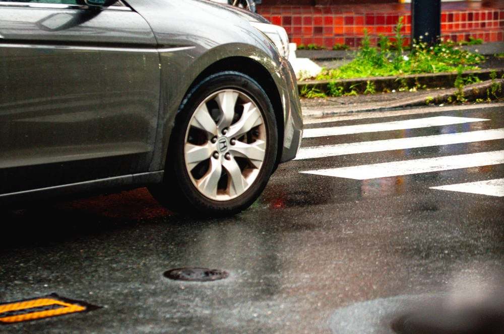 雨の日は晴れの日の何倍事故が起きやすい？雨天時の運転には「アレ」活用で安全性が高まる？