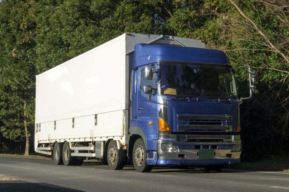 普通免許でトラックの積載量は何トンまで運転できる?免許取得日で変わる