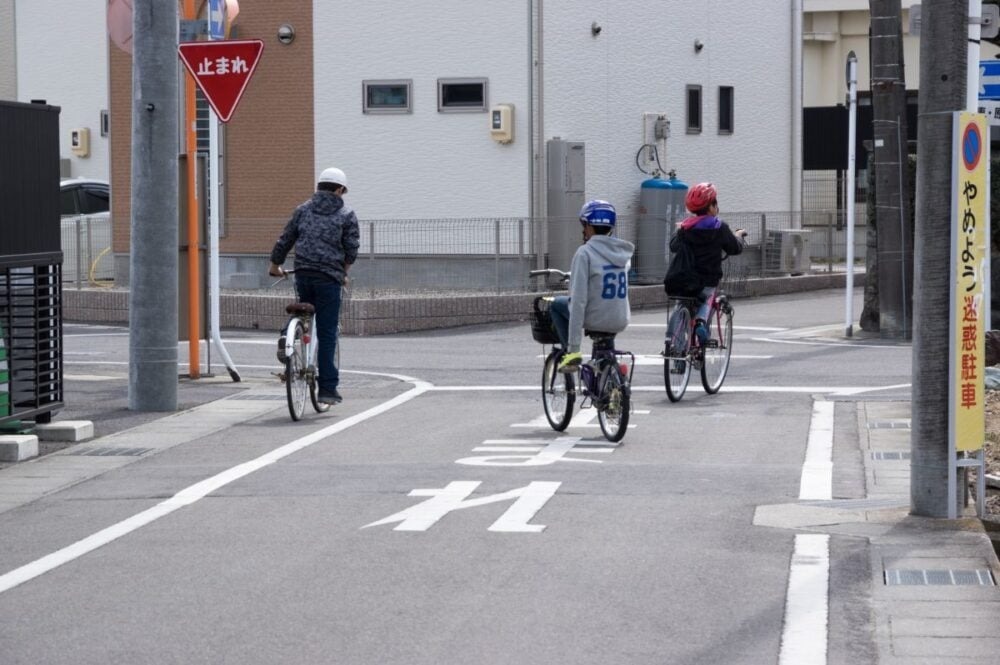 危険な共存？『ながら運転』や違反も多発…自転車にヒヤッとした運転中のエピソード