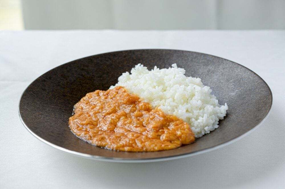スズキ、選べる辛さ4種のレトルトカレー発売!パッケージに名車プリント、インド出身社員が「母親の味」と親しむ味に