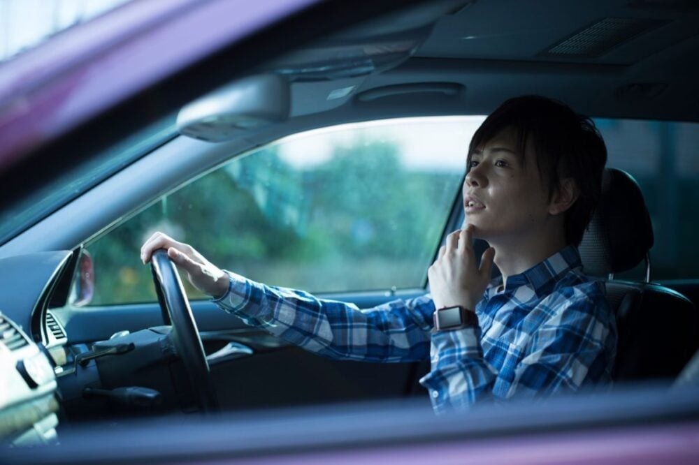 「信号待ちでじわじわ前進」「ノロノロなのに黄信号ダッシュ」その運転マナーってどうなの？周囲のドライバーをイラつかせる行動