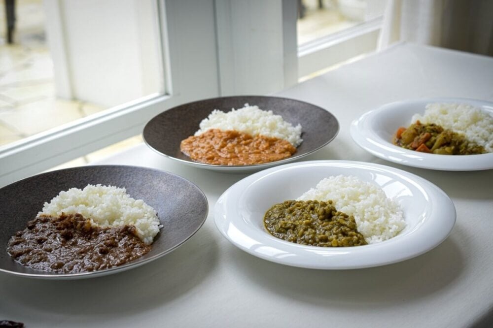 スズキ、選べる辛さ4種のレトルトカレー発売!パッケージに名車プリント、インド出身社員が「母親の味」と親しむ味に