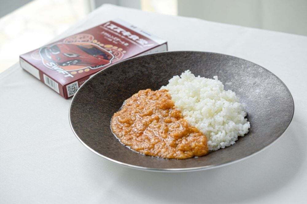 スズキ、選べる辛さ4種のレトルトカレー発売!パッケージに名車プリント、インド出身社員が「母親の味」と親しむ味に