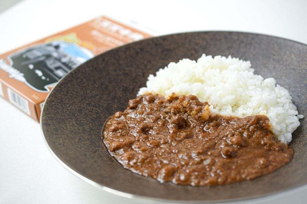 スズキ、選べる辛さ4種のレトルトカレー発売!パッケージに名車プリント、インド出身社員が「母親の味」と親しむ味に
