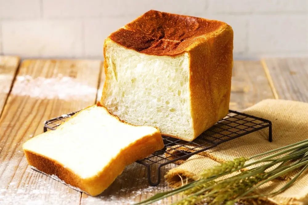【2/15新発売！吸水率86%の”超”高加水食パンが登場！】「ハートブレッドアンティーク」より、こだわり製法の生地にくるみを合わせた「ふわもちくるみ食パン」が販売開始