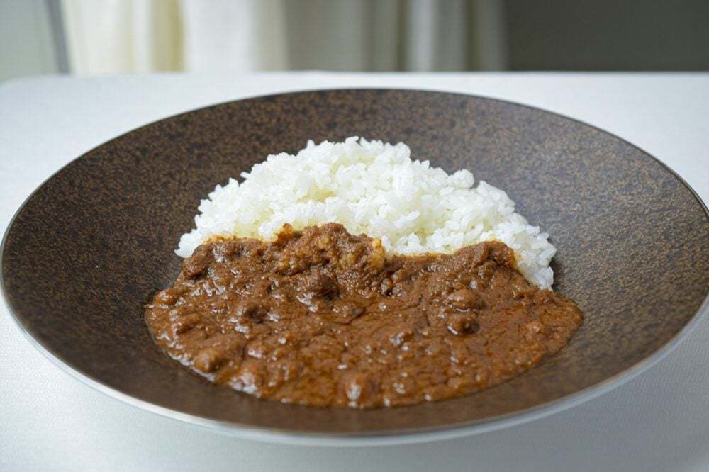 スズキ、選べる辛さ4種のレトルトカレー発売!パッケージに名車プリント、インド出身社員が「母親の味」と親しむ味に