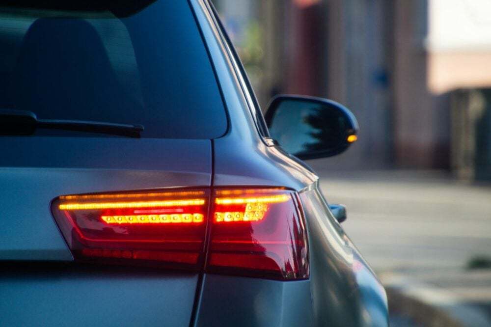 追い越し車線でトラックが「右ウインカーつけっぱなし」…消し忘れではない驚きの理由