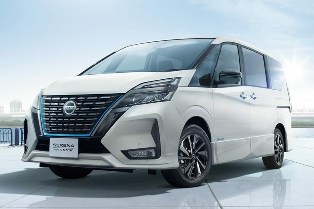 【画像多数】日産 新型セレナの開発車両が鮮明スクープ！現行と並ぶ姿も