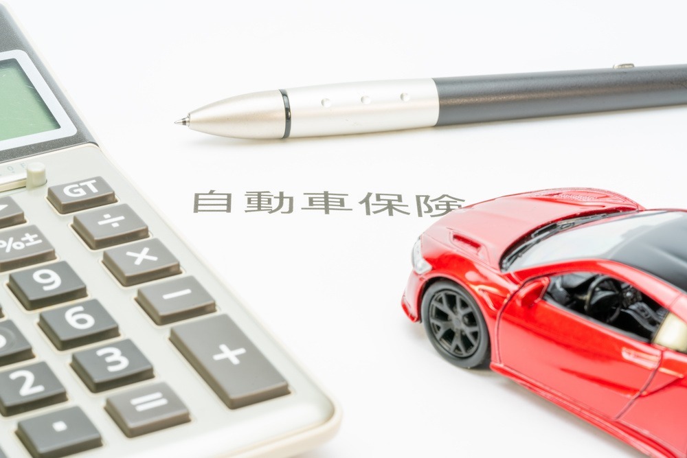 「自動車保険はどれも同じ」って本当?みんなはどう選んでる?“特約”や“ロードサービス”…加入前にチェックするポイントは?年齢別の相場も