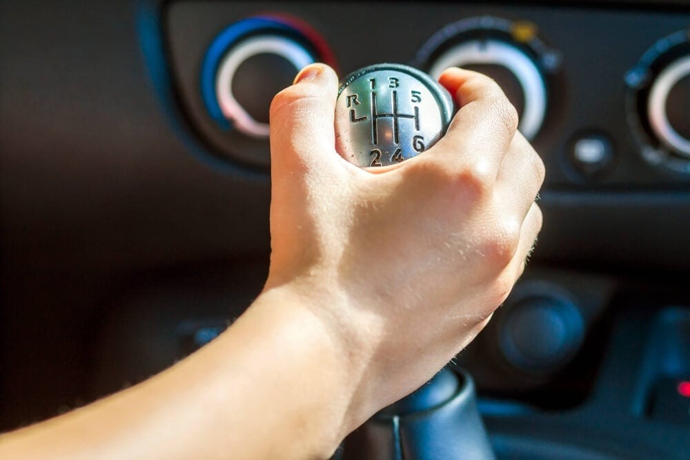 「MT車の“M”ってそういう…」AT車では味わえないマニュアルならではの「苦しみ」あるある!それでも「MT乗りますか?」「はい」