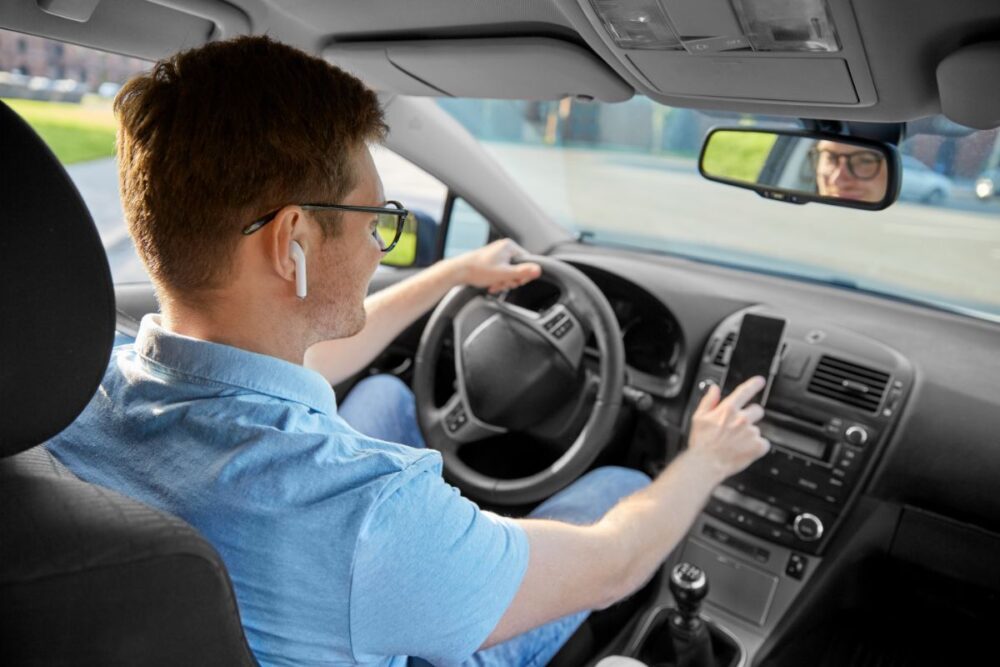 運転中のイヤホン使用は違反?片耳・両耳で違う?おすすめのイヤホンも紹介