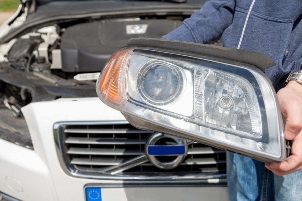 これって故障?洗車してないのにヘッドライトの中が濡れてる!放置すると危険かも