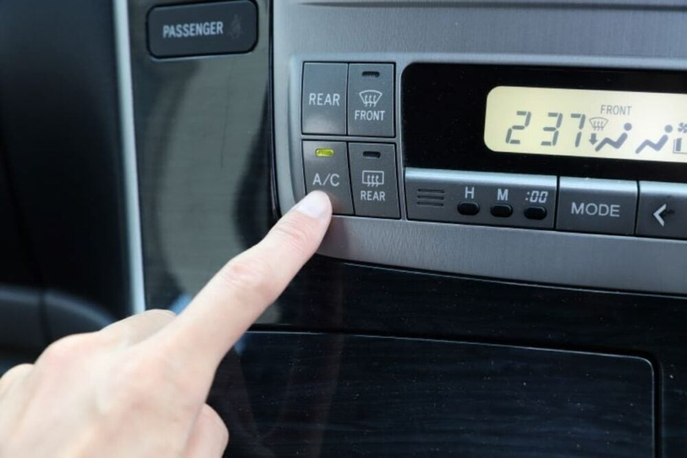 人柄は“車内”に表れる?「車内がザリガニ臭っ!?」「後部座席に護身用の角材!?」あなたの周りにもいない?「車内の状態ヤバい人」