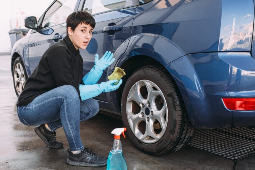 自分の敷地内なのにやっちゃダメなの？駐車場で整備や洗車をしていたら隣人トラブルに発展した事例