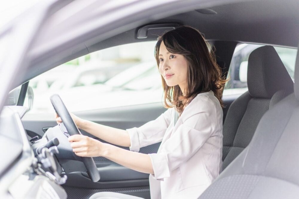 「自動車保険はどれも同じ」って本当?みんなはどう選んでる?“特約”や“ロードサービス”…加入前にチェックするポイントは?年齢別の相場も
