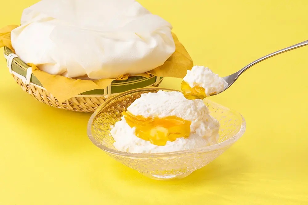 【新発売】累計500万個超え!淡雪みたいなふわふわチーズケーキ「かご盛り 白らら」に、夏限定“地中海レモン”が登場。