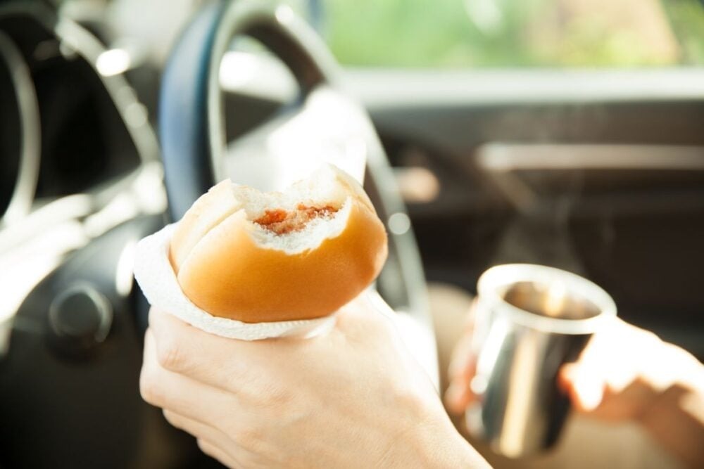 「汁物でもOK」から「飲み物もダメ！」まで千差万別！車内の飲食どこまで許せる？まさかの「この人、車の中でおしるこ飲むんだ…冷めた」も