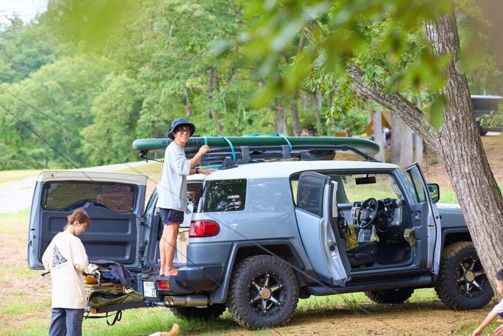 “セメントグレー”のボディカラーとワイルドかつ可愛い見た目がお気にいり！FJクルーザーもキャンプギアの一部です☆