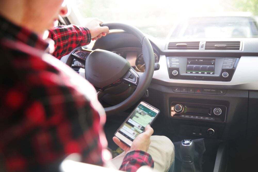 「スマホはNGだけどアイコスはセーフ」は大間違い！運転中の喫煙、“ながら運転”に該当しなくても違反行為になりうる理由とは