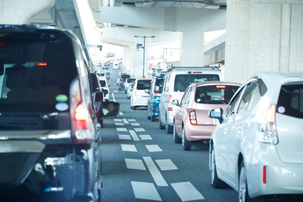 「渋滞をいちばん早く抜けられるのは追越車線」は本当？でもずっといたら違反では…