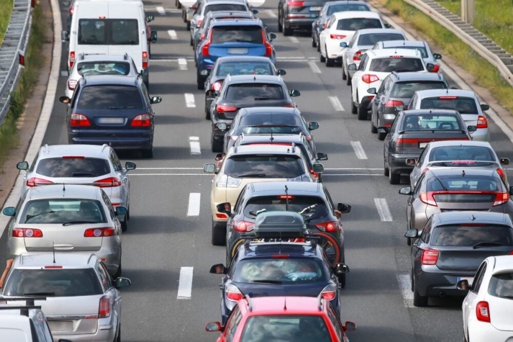 運転上手なら「渋滞は追い越し車線から始まる」は知ってて当然？ムダに車線変更しても絶対早く着けないメカニズム