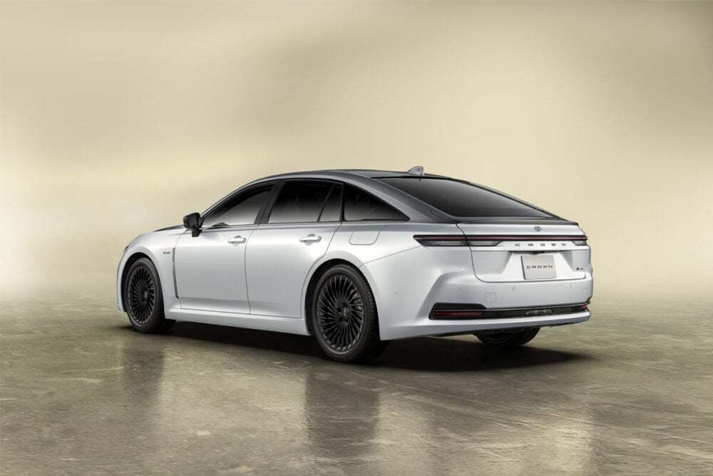 トヨタ「クラウン セダン」に70周年記念車「THE 70-th」とマットメタルの“THE CROWN”限定車が登場!6月2日発売