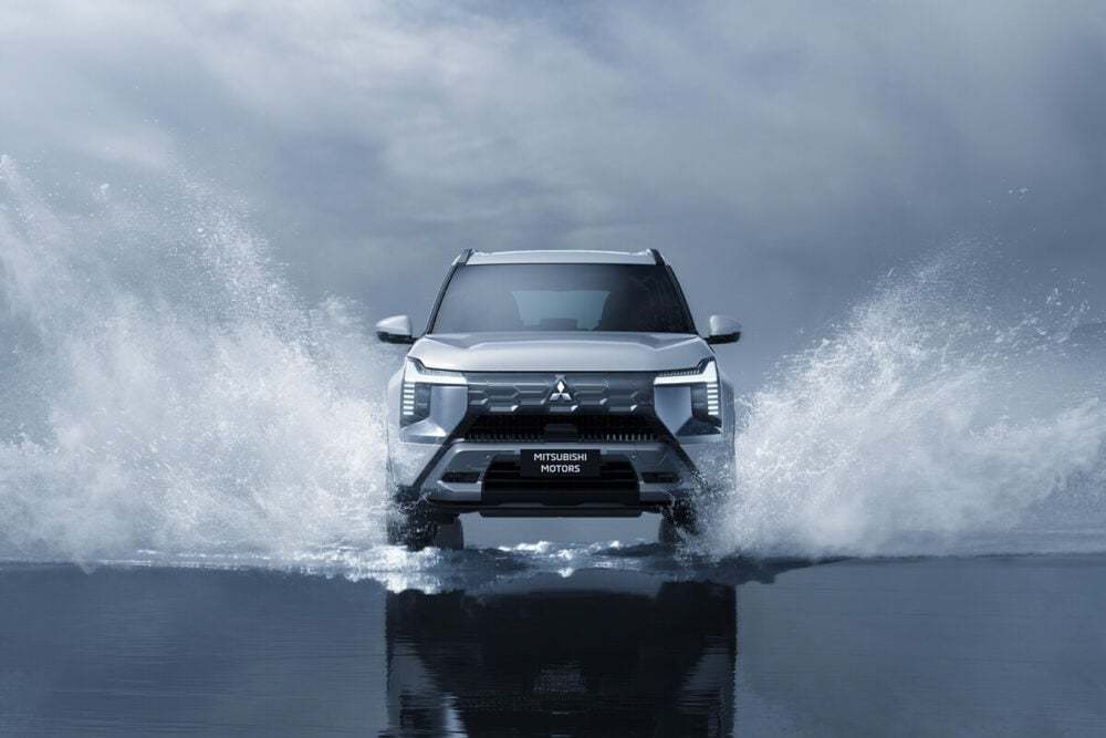 三菱がインドネシアで新型3列シートSUVを世界初披露!グローバルモデル「デスティネーター」発表