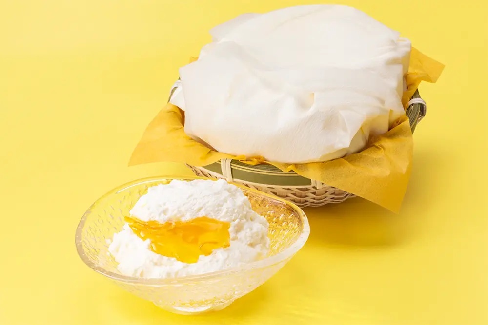 【新発売】累計500万個超え!淡雪みたいなふわふわチーズケーキ「かご盛り 白らら」に、夏限定“地中海レモン”が登場。
