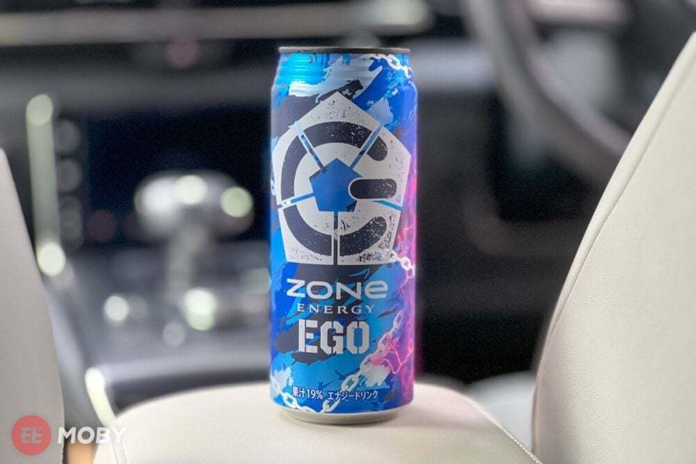 ドライブにはエナドリ!人気アニメコラボ缶の新作『ZONe ENERGY EGO』