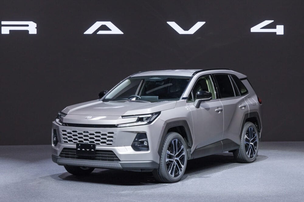 新型「RAV4」ついに登場!HEVとPHEV展開、3つの顔は都会派の“CORE”・アウトドアな“ADVENTURE”・走りを楽しむ“GR SPORT”に
