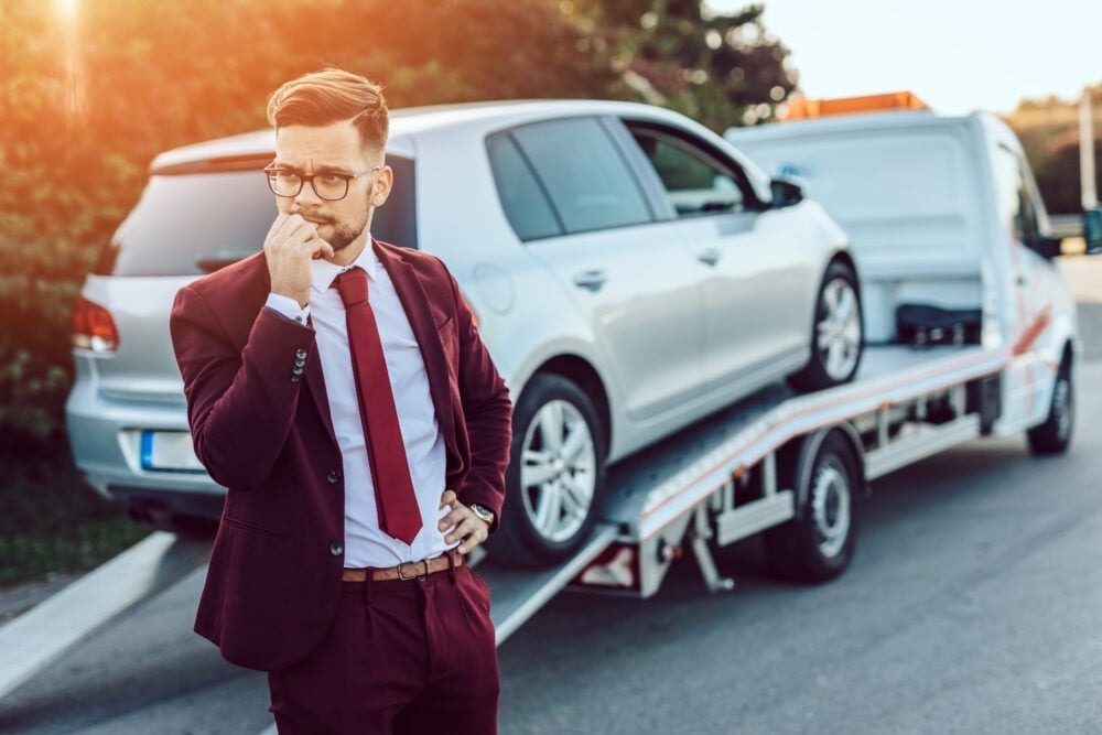 「会社の車でやっちまった…」“社用車”でのトラブルが冷や汗もの！？「プライベート利用で事故った」や「GPS出てきた」などのエピソード