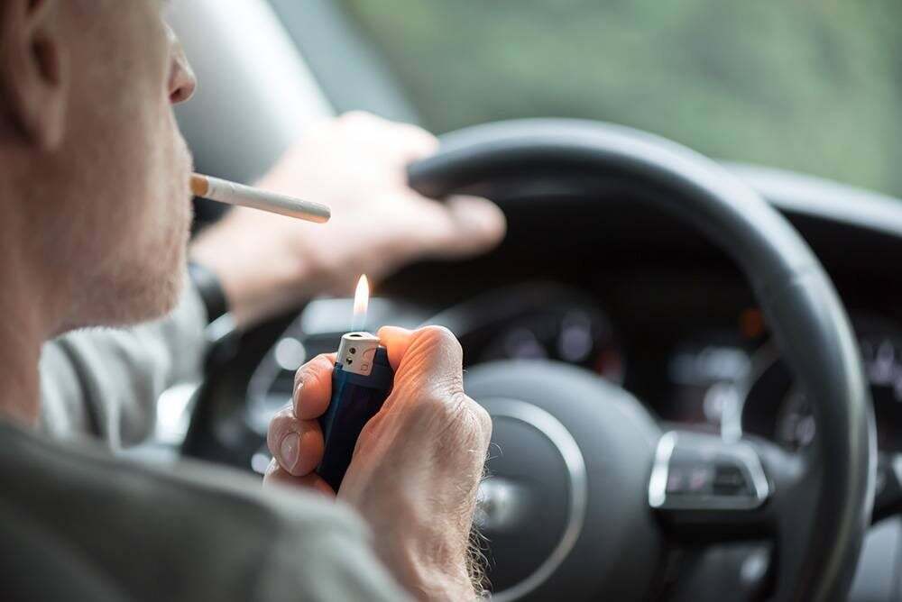 「スマホはNGだけどアイコスはセーフ」は大間違い!運転中の喫煙、“ながら運転”に該当しなくても違反行為になりうる理由とは