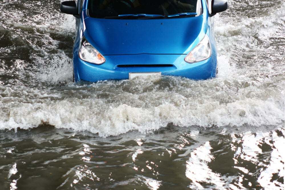 車は水深何cmで動かなくなるか知ってる?ドアが開かなくなるのは意外と早い!脱出の備えも