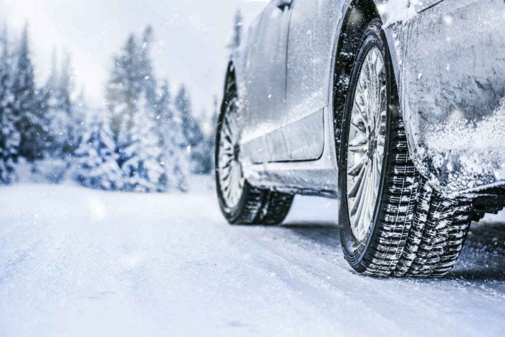 「止まれなーい！」雪道初心者の女性が積雪路を全開走行、止まれず曲がれず雪にズボリ