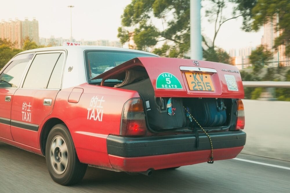 「リアワイパーのビニール袋」「タクシーのトランクの開けっ放し走行」これって違反なの？荷物の運び方の意外なルール