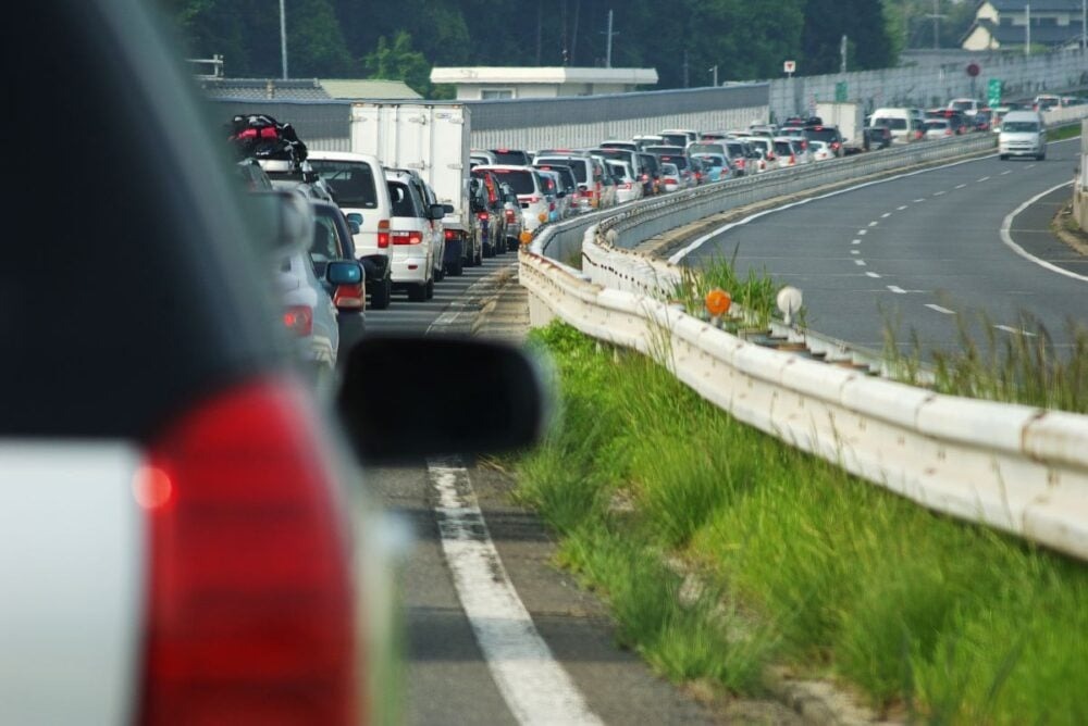 「故障車が止まっているためのため渋滞」どんな壊れ方してるの?高速道路上での車両トラブルでいちばん多いのは何か