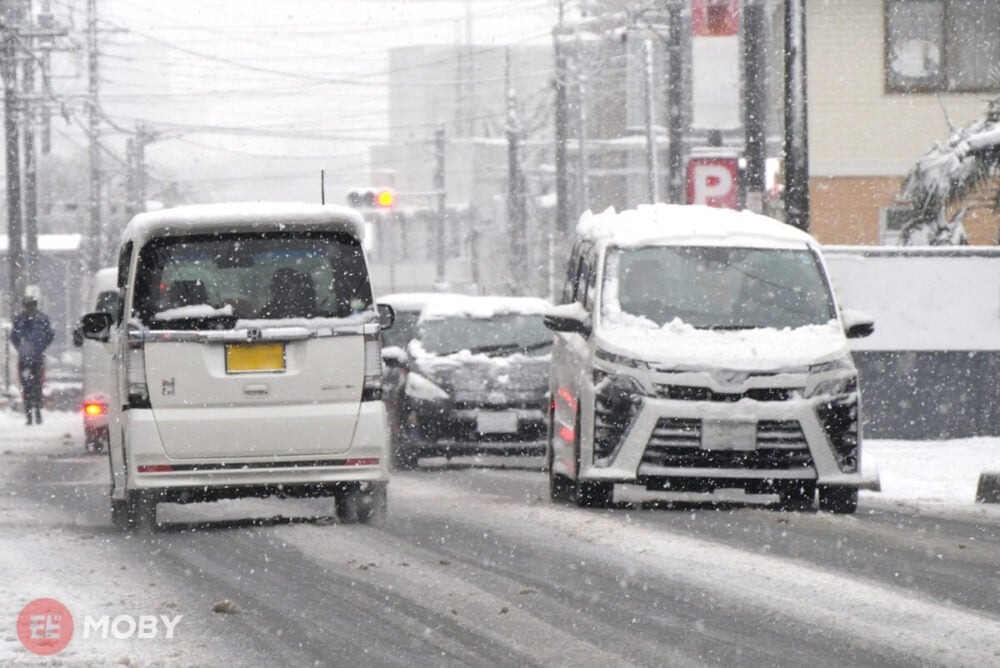 スタッドレスタイヤが無い時代、車の冬支度って何してた？ 普及するまでの紆余曲折