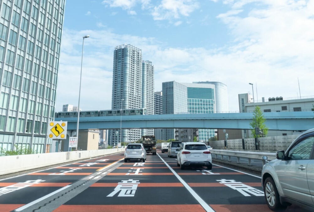 「渋滞をいちばん早く抜けられるのは追越車線」は本当？でもずっといたら違反では…