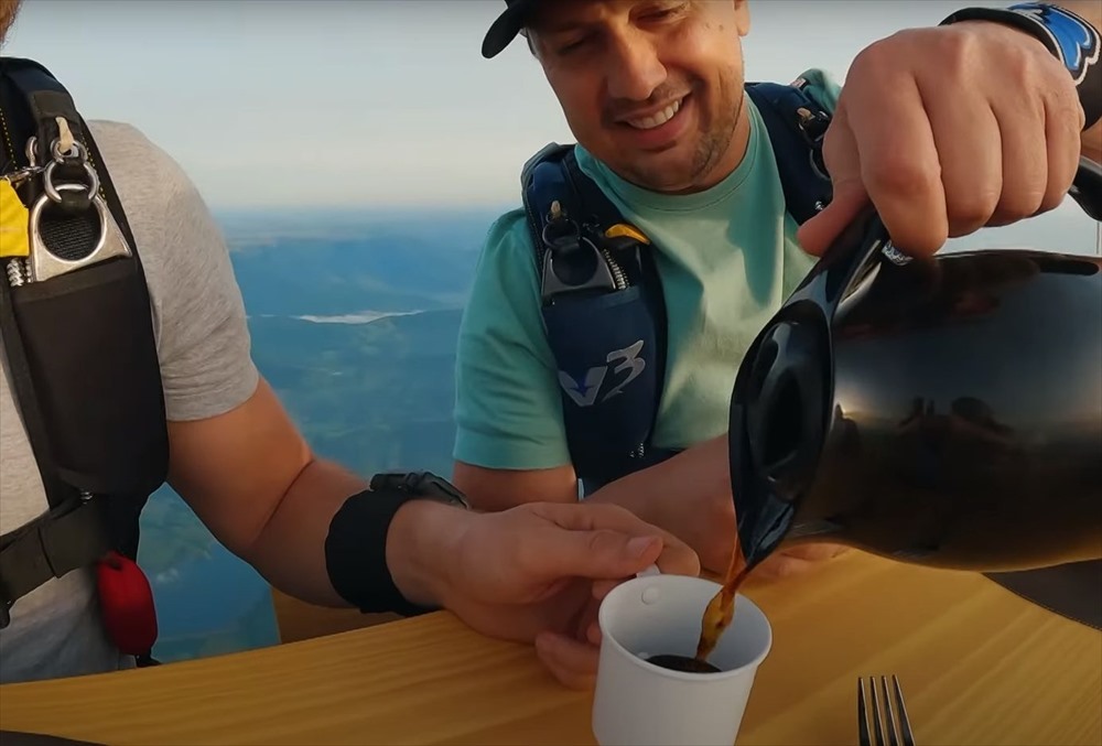 こんなに映える朝食は他にない？！究極的に非日常的な朝食の風景、それはまさかのはるか上空7,000フィート！！