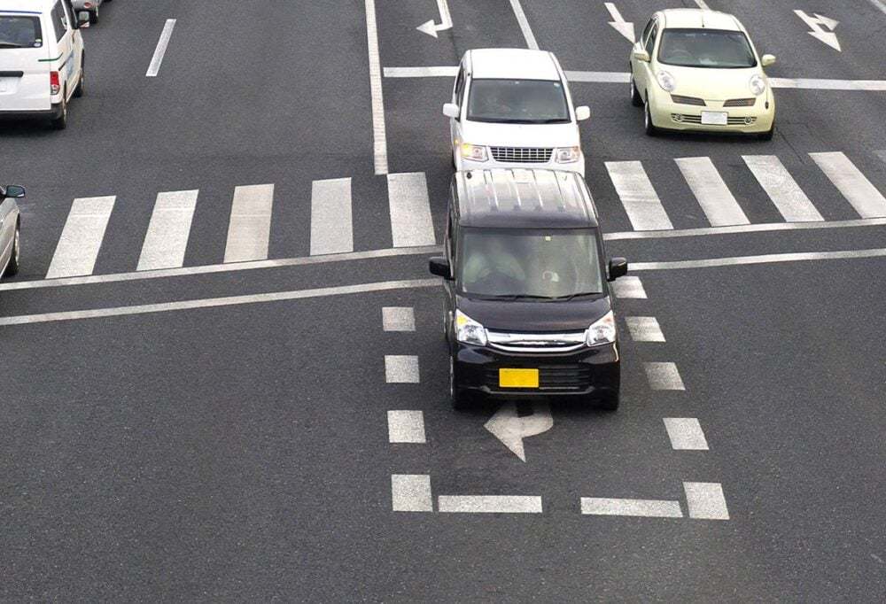 “かぶせ右折”やってない？「早く曲がりたい！」心理が招く危険な運転…重大事故のリスクは